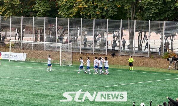 화천KSPO 선수단이 8일 서울월드컵보조구장에서 열린 2025시즌 WK리그 챔피언결정전 1차전 서울시청전에서 터진 최유정의 득점 이후 기쁨을 나누고 있다. /사진(상암)=강의택 기자