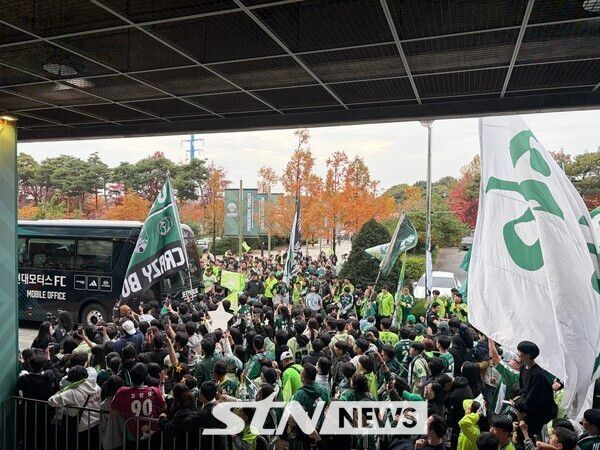 전북현대 서포터가 8일 K리그1 우승 세리머니를 앞두고 선수단 도착을 환영하는 행진을 진행하고 있다. /사진=STN뉴스