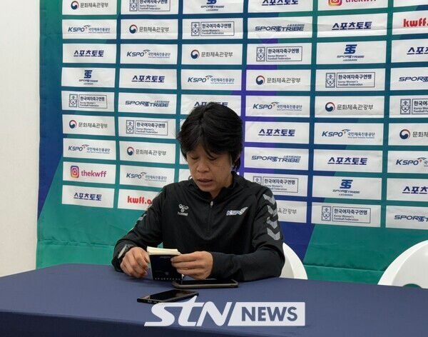 강선미 감독이 8일 서울월드컵보조구장에서 치러지는 2025시즌 WK리그 챔피언결정전 1차전을 앞두고 사전 인터뷰에 임하고 있다.&nbsp;/사진(상암)=강의택 기자