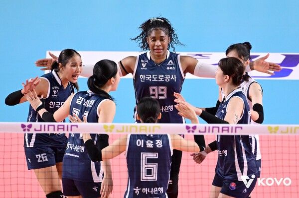 한국도로공사 선수단이 8일 김천체육관에서 치러진 현대건설과의 진에어 2025-2026 V-리그 1라운드 경기에서 득점 후 기뻐하고 있다. /사진=한국배구연맹