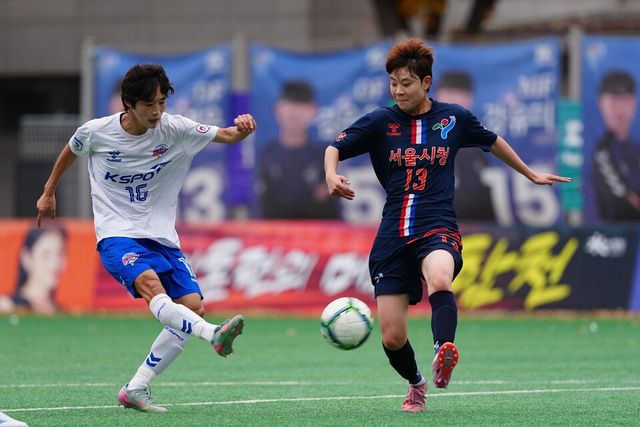 화천KSPO 문은주(왼쪽)와 서울시청 천가람이 8일 서울월드컵보조구장에서 열린 2025시즌 WK리그 챔피언결정전 1차전에서 경합하고 있다. /사진=한국여자축구연맹