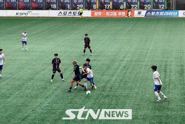 서울시청과 화천KSPO가 8일 서울월드컵보조구장에서 열린 2025시즌 WK리그 챔피언결정전에서 전반전을 치르고 있다. /사진(상암)=강의택 기자