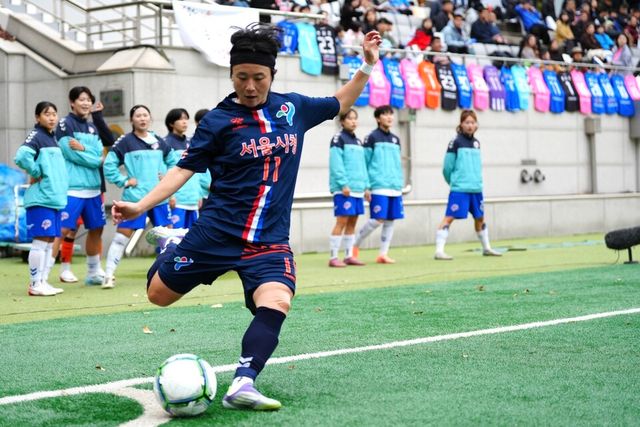 서울시청 박희영이 지난 8일 서울월드컵보조구장에서 열린 2025시즌 WK리그 챔피언결정전 1차전 화천KSPO와의 경기에서 코너킥을 처리하고 있다. /사진=한국여자축구연맹