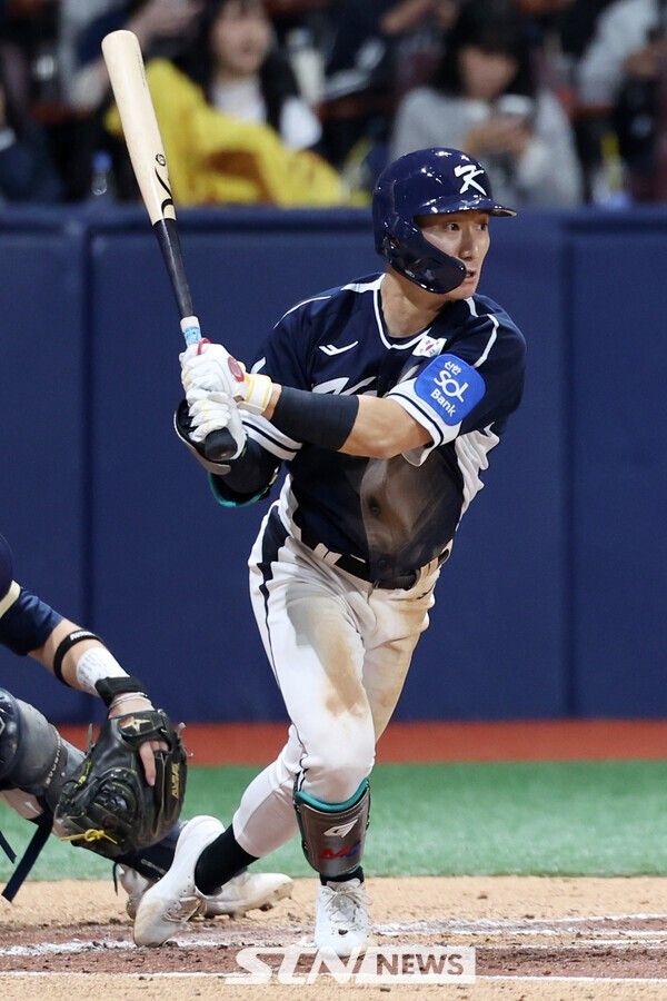 9일 오후 서울 구로구 고척스카이돔에서 열린 2025 K-베이스볼 시리즈 대한민국과 체코의 평가전 2차전 경기, 한국 4회초 공격 2사 주자 1, 3루서 신민재가 1타점 적시타를 때리고 있다. /사진=뉴시스