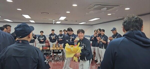 선수단이 류지현 감독에게 생일 케이크를 전달하는 모습. /사진=한국야구위원회 제공