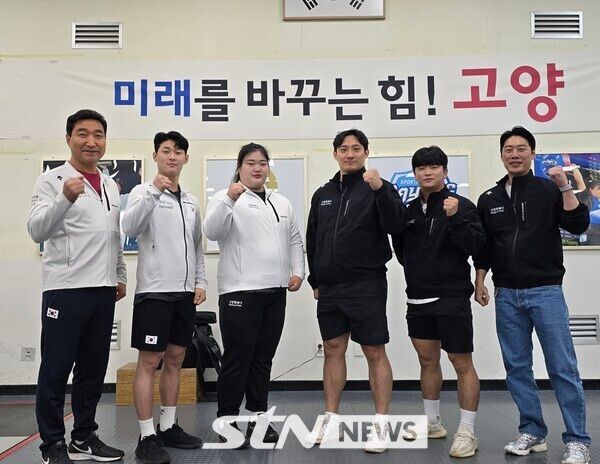 고양시청 역도부가 지난 5일 장미란체육관에서 진행된 대면 인터뷰 후 사진 촬영에 임하고 있다. /사진(고양)=유다연 기자