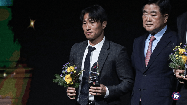 1일 서울 서대문구 홍은동 그랜드 호텔 컨벤션 센터에서 열린 ‘하나은행 K리그 2025 대상 시상식’에서 '전경기/전시간 출전상'을 수상한 충북청주FC 김선민. /사진=충북청주FC