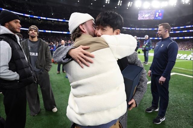 손흥민이 10일 영국 런던에 위치한 토트넘 홋스퍼 스타디움에서 열린 토트넘 홋스퍼와 슬라비아 프라하(체코)와의 2025~26시즌 유럽축구연맹(UEFA) 챔피언스리그(UCL) 리그 페이즈 6차전 킥오프를 앞두고 제임스 매디슨과 포옹하고 있다. /사진=토트넘 홋스퍼