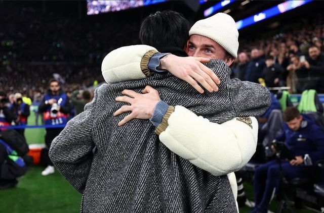 손흥민이 10일 영국 런던에 위치한 토트넘 홋스퍼 스타디움에서 열린 토트넘 홋스퍼와 슬라비아 프라하(체코)와의 2025~26시즌 유럽축구연맹(UEFA) 챔피언스리그(UCL) 리그 페이즈 6차전 킥오프를 앞두고 제임스 매디슨과 포옹하고 있다. /사진=토트넘 홋스퍼