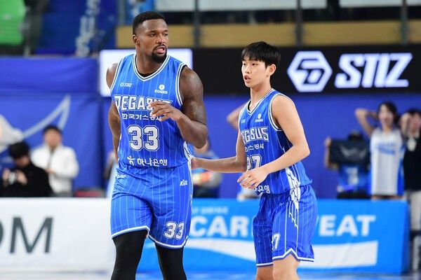 10일 대구체육관에서 열린 2025~2026 LG전자 남자프로농구(KBL) 정규리그 서울 삼성 썬더스와의 3라운드 경기에서 활약 중인 닉 퍼킨스와 양우혁. /사진=KBL