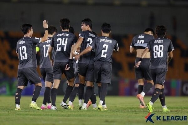 포항스틸러스 선수단이 11일 필리핀 뉴 클락 시티에 위치한 뉴 클락 시티 육상 경기장에서 치러진 카야와의 2025~26시즌 아시아축구연맹(AFC) 챔피언스리그(ACLT) H조 예선 최종전에서 득점 후 기쁨을 나누고 있다. /사진=한국프로축구연맹
