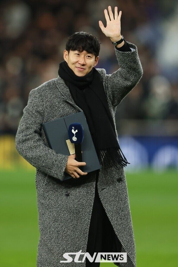 손흥민이 영국 런던의 토트넘 홋스퍼 스타디움에서 열린 2025-26 유럽축구연맹(UEFA) 챔피언스리그(UCL) 리그 페이즈 6차전 토트넘 홋스퍼와 슬라비아 프라하(체코)의 경기에 앞서 팬들에게 인사하고 있다. /사진=뉴시스(AP)