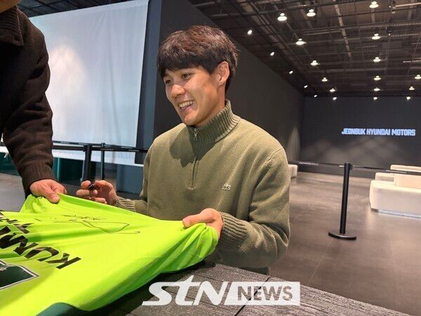 전북현대 최철순이 12일 전주월드컵경기장 팬&nbsp;익스피리언스&nbsp;센터 사인회 행사에서 미소를 짓고 있다. /사진=STN뉴스