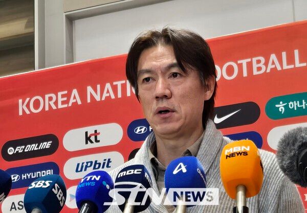 한국 축구 대표팀 홍명보 감독이 12일 오후 인천국제공항에서 취재진들과 만나 기자회견을 진행하고 있다. /사진=뉴시스