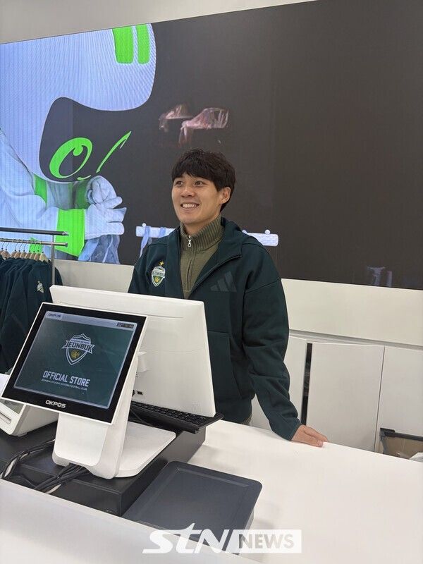 전북현대 최철순이 12일 전주월드컵경기장 팬&nbsp;익스피리언스&nbsp;센터 사인회 행사 중 오피셜 스토어 일일 알바로 변신했다. /사진=STN뉴스