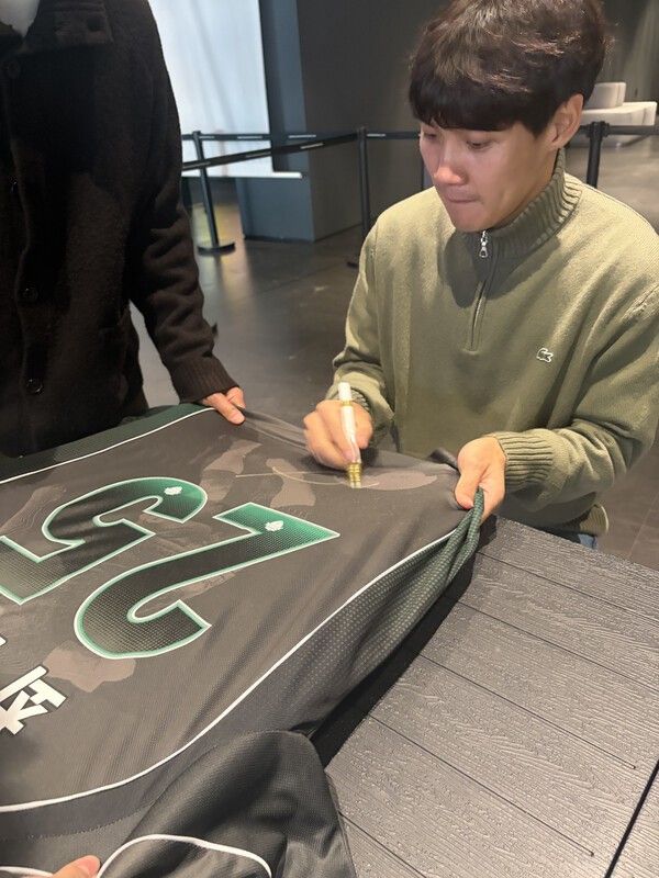 전북현대 최철순이 12일 전주월드컵경기장 팬&nbsp;익스피리언스&nbsp;센터 사인회 행사에서 사인을 하고 있다. /사진=STN뉴스