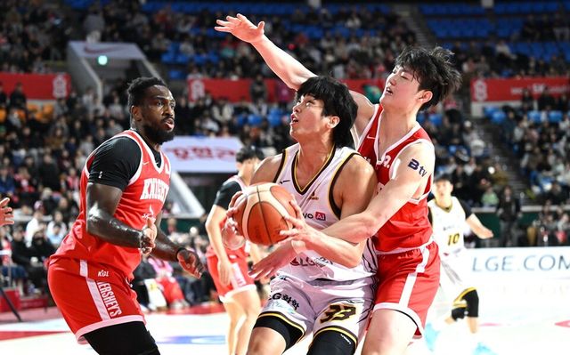 타마요가 13일 잠실학생체육관에서 열린 2025~2026 LG전자 프로농구 정규리그 서울 SK전에서 골밑슛을 시도하고 있다. /사진=KBL