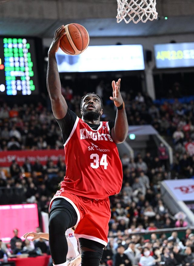 서울 SK 워니가 지난 13일 잠실학생체육관에서 열린 2025~2026시즌 LG전자 프로농구 정규리그 창원 LG전에서 슛을 쏘고 있다. /사진=KBL