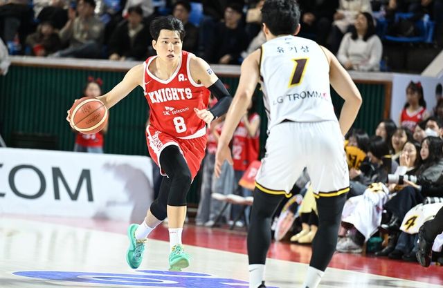 서울 SK 안영준이 13일 잠실학생체육관에서 열린 2025~2026 LG전자 프로농구 정규리그 창원 LG전에서 드리블을 하고 있다. /사진=KBL