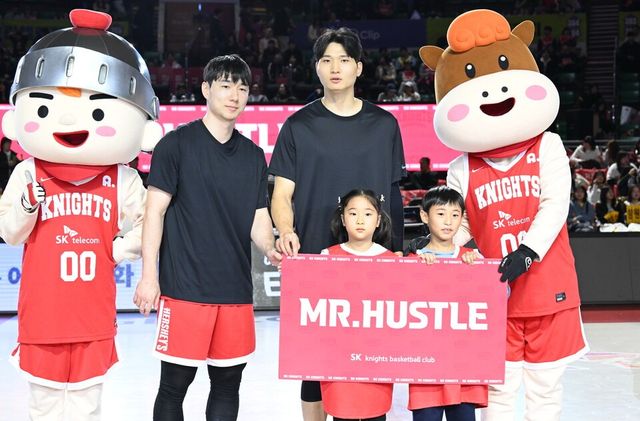 서울 SK 김낙현(왼쪽)과 안영준. /사진=KBL