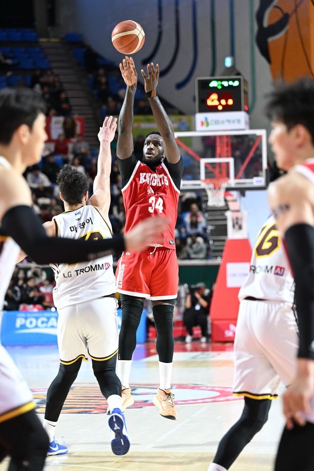 서울 SK 워니가 지난 13일 잠실학생체육관에서 열린 2025~2026시즌 LG전자 프로농구 정규리그 창원 LG전에서 슛을 쏘고 있다. /사진=KBL