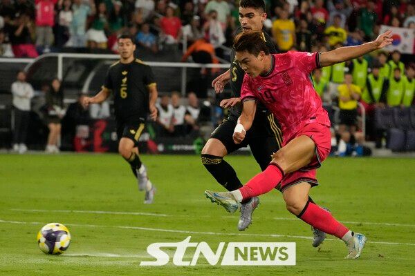 오현규가 미 테네시주 내슈빌의 지오디스 파크에서 열린 멕시코와의 지난 멕시코와의 평가전 당시 슈팅하고 있다. /사진=뉴시스(AP)