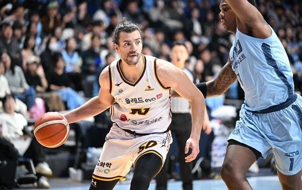 돌파하는 창원 LG 아셈 마레이. /사진=KBL