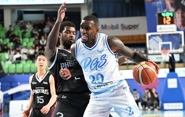 15일 대구체육관에서 열린 2025~2026 LG전자 남자프로농구(KBL) 정규리그 현대모비스 와의 3라운드 경기에서 경합 중인 라건아. /사진=KBL