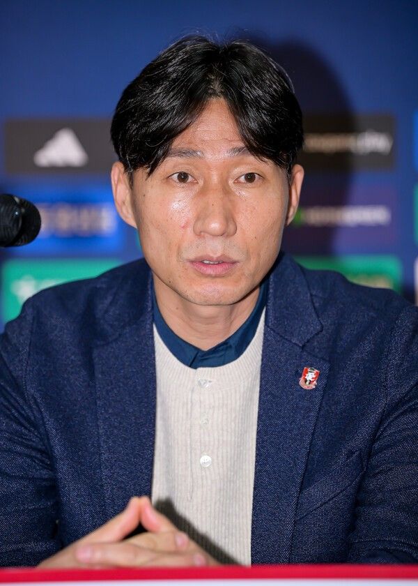 부천FC 이영민 감독이 15일 부천종합운동장에서 열린 K리그1 승격 기자회견에서 인터뷰 중이다. /사진=부천FC