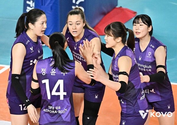 흥국생명 선수단이 16일 대전충무체육관에서 치러진 정관장과의 진에어 2025-2026 V-리그 3라운드 경기에서 득점 후 기뻐하고 있다. /사진=한국배구연맹