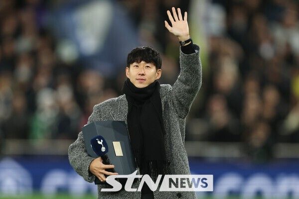 손흥민이 10일 오전 5시(한국시간) 영국 런던에 위치한 토트넘 홋스퍼 스타디움에서 열린 토트넘 홋스퍼와 슬라비아 프라하(체코)와의 2025~26시즌 유럽축구연맹(UEFA) 챔피언스리그(UCL) 리그 페이즈 6차전 킥오프 전 팬들에게 인사하고 있다. /사진=뉴시스(AP)