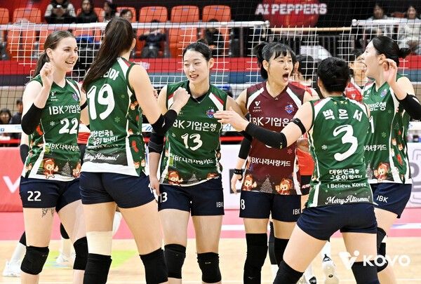 IBK기업은행 선수단이 17일 페퍼스타디움에서 치러진 페퍼저축은행과의 진에어 2025-2026 V-리그 3라운드 경기에서 득점 후 기뻐하고 있다. /사진=한국배구연맹