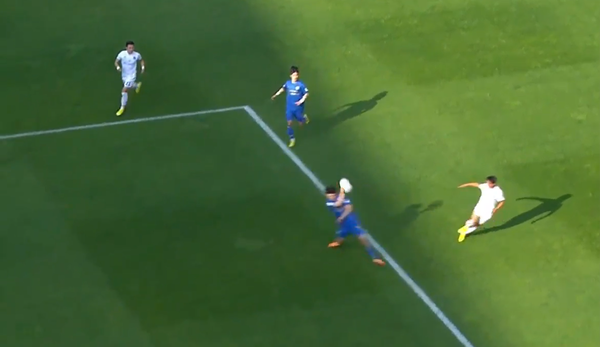 2022년 10월 29일 수원삼성과 FC안양이 대결을 펼친 K리그 승강 플레이오프 2차전에서 백성동의 크로스가 고명석 팔에 맞는 장면. /사진=제보