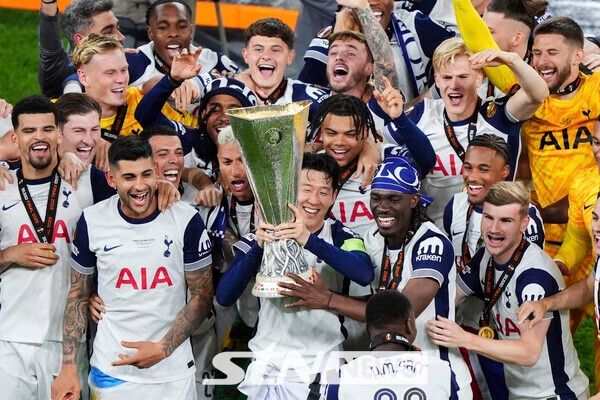 토트넘 홋스퍼의 손흥민이 2024-25 유럽축구연맹(UEFA) 유로파리그(UEL) 결승전에서 우승한 뒤 동료들과 함께 트로피를 들어 올리고 있다. 토트넘은 맨체스터 유나이티드를 1-0으로 꺾고 우승을 차지했으며, 손흥민은 생애 첫 우승컵을 들어 올렸다. /사진=뉴시스(AP)