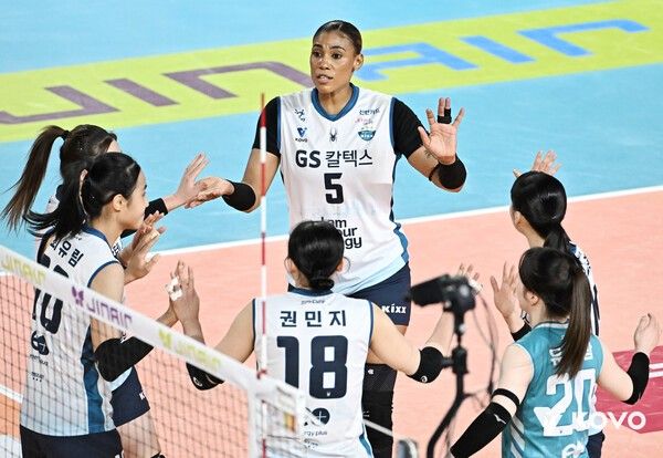 GS칼텍스 선수단이 19일 대전충무체육관에서 치러진 정관장과의 진에어 2025-2026 V-리그 3라운드 경기에서 득점 후 기뻐하고 있다. /사진=한국배구연맹