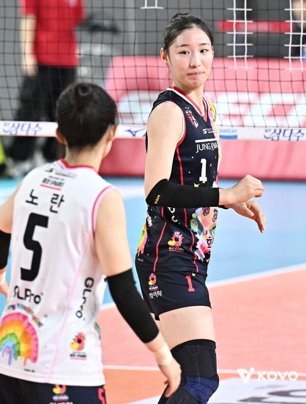 정관장 인쿠시가 19일 대전충무체육관에서 치러진 GS칼텍스와의 진에어 2025-2026 V-리그 3라운드 경기에서 동료 노란과 이야기를 나누고 있다. /사진=한국배구연맹