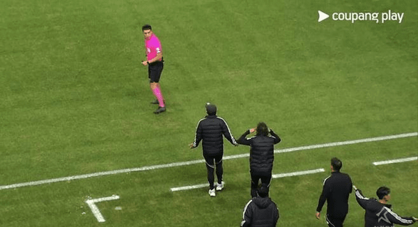 전북현대 타노스 코치와 주심이 8일 전북현대-대전하나시티즌의 하나은행 K리그1 2025 36라운드 경기에서 설전을 벌이고 있다. /사진=쿠팡플레이