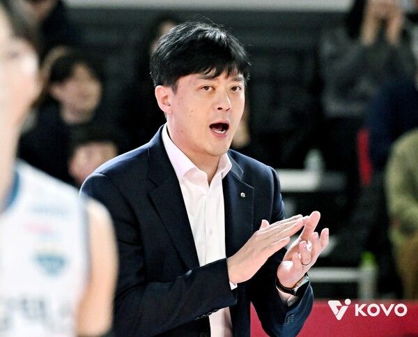 GS칼텍스 이영택 감독이 19일 대전충무체육관에서 치러진 정관장과의 진에어 2025-2026 V-리그 3라운드 경기에서 선수들을 독려하고 있다. /사진=한국배구연맹