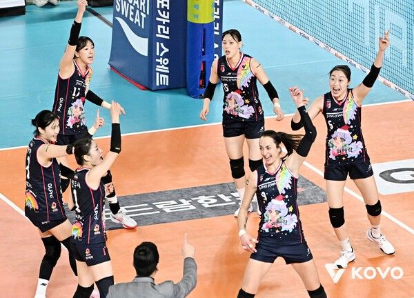 정관장 선수단이 19일 대전충무체육관에서 치러진 GS칼텍스와의 진에어 2025-2026 V-리그 3라운드 경기에서 득점 후 기뻐하고 있다. /사진=한국배구연맹