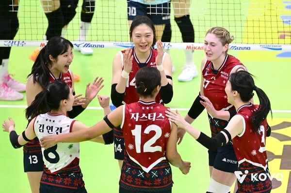 현대건설 선수단이 2일 수원실내체육관에서 치러진 GS칼텍스와의 진에어 2025-2026 V-리그 2라운드 경기에서 득점 후 기뻐하고 있다. /사진=한국배구연맹
