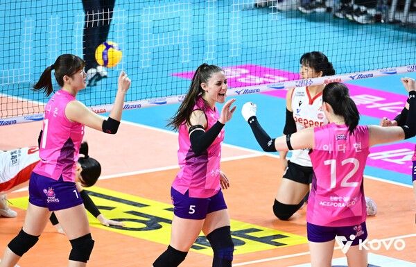 흥국생명은 20일 인천삼산월드체육관에서 치러진 페퍼저축은행과의 진에어 2025-2026 V-리그 3라운드 경기에서 득점 후 기뻐하고 있다. /사진=한국배구연맹