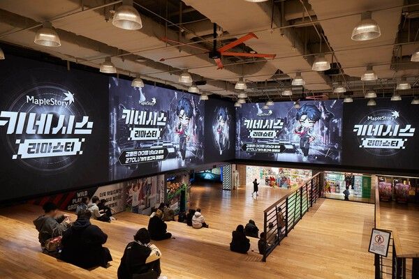 23일 ㈜넥슨이 자사 인기 온라인게임 ‘메이플스토리’에서 2026년 1월 2일까지 키네시스 직업 리마스터를 기념하는 스템커피 코엑스점 컬래버레이션을 진행한다고 밝혔다.(▲메이플스토리_ 키네시스 테마로 꾸며진 코엑스 내부). /사진=넥슨