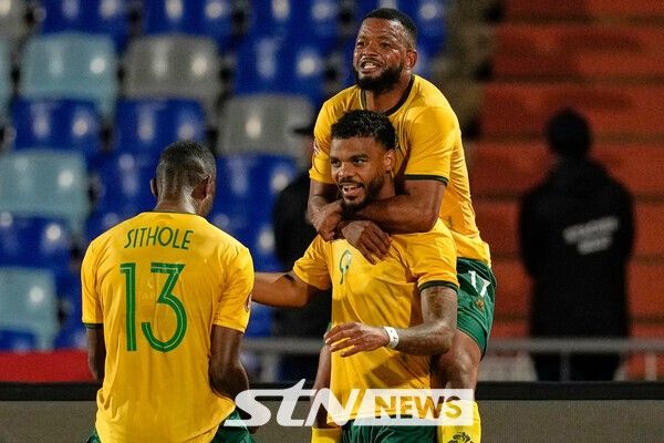 남아프리카공화국 축구 대표팀 선수들이 23일 오전 2시(이하 한국시간) 모로코 마라케시에 위치한 마라케시 스타디움에서 열린 앙골라와의 2025 아프리카 네이션스컵(AFCON) 조별예선 B조 1차전에서 터진 라일 포스터의 득점 이후 기쁨을 나누고 있는 모습. /사진=뉴시스(AP)