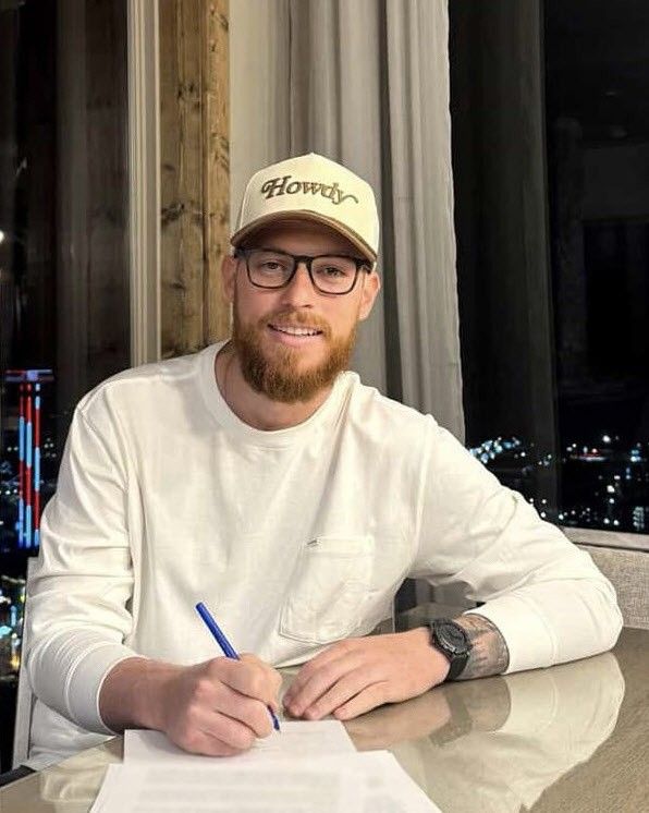 재계약에 사인하는 KIA 타이거즈 투수 애덤 올러. /사진=KIA 타이거즈