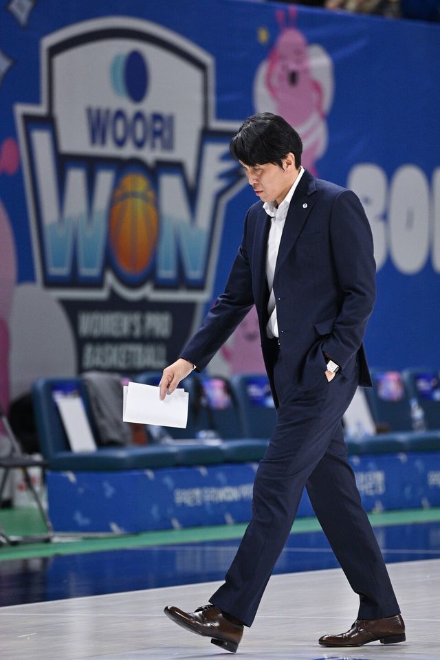 우리은행 위성우 감독. /사진=WKBL