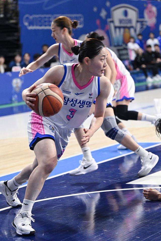 삼성생명 조수아가 24일 아산 이순신체육관에서 열린 BNK금융 2025~2026시즌 여자프로농구 정규리그 우리은행전에서 드리블을 하고 있다. /사진=WKBL