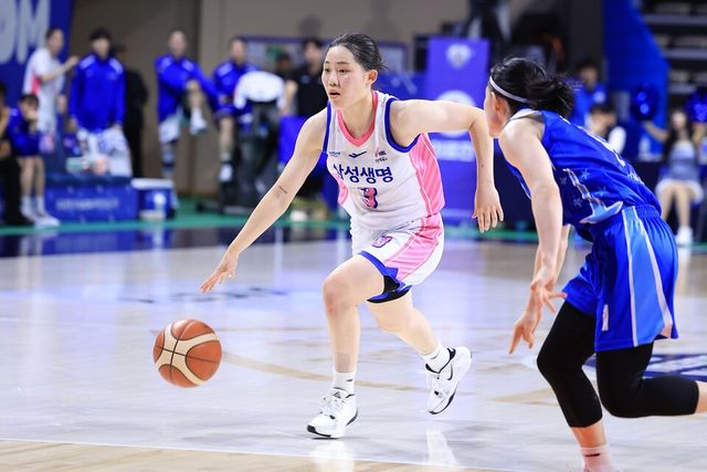 삼성생명 조수아가 24일 아산 이순신체육관에서 열린 BNK금융 2025~2026시즌 여자프로농구 정규리그 우리은행전에서 드리블을 하고 있다. /사진=WKBL