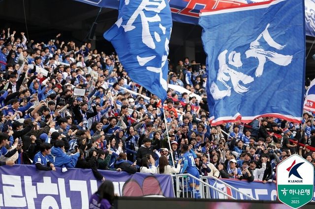수원삼성 세라핌이 지난 11월 수원월드컵경기장에서 열린 하나은행 K리그2 2025 39라운드 김포FC전에서 득점 이후 팬들과 기쁨을 나누고 있다. /사진=한국프로축구연맹