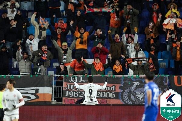 제주SK 유리 조나탄이 3일 수원월드컵경기장에서 치러진 수원삼성과의 하나은행 K리그 2025 승강 플레이오프 1차전에서 득점 후 세리머니 중이다. /사진=한국프로축구연맹