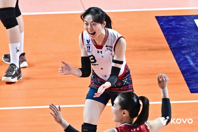 현대건설 김다인이 31일 오후 7시 인천 삼산월드체육관에서 열린&nbsp;2025-2026 V-리그 4라운드 흥국생명과의 경기에서 팀 득점 이후 환호하고 있다. /사진=KOVO